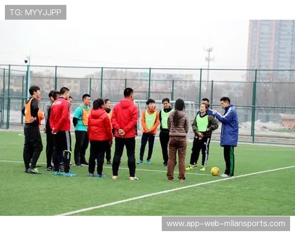 基层足球裁判员认证培训体系日渐成熟，足球初级裁判员培训班理论考试试题